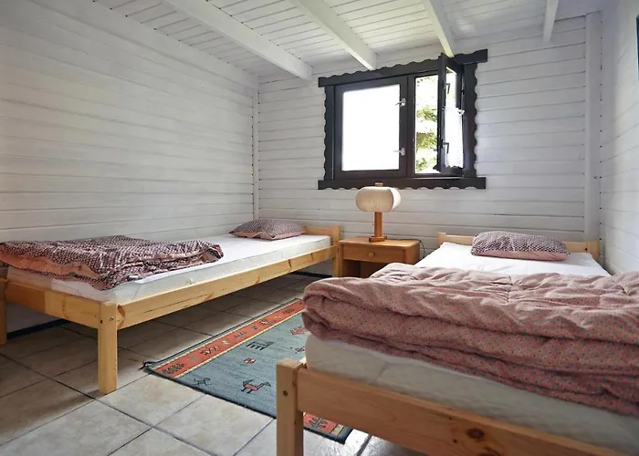 3 Bedroom Gorgeous In Сasa de vacaciones Mścice