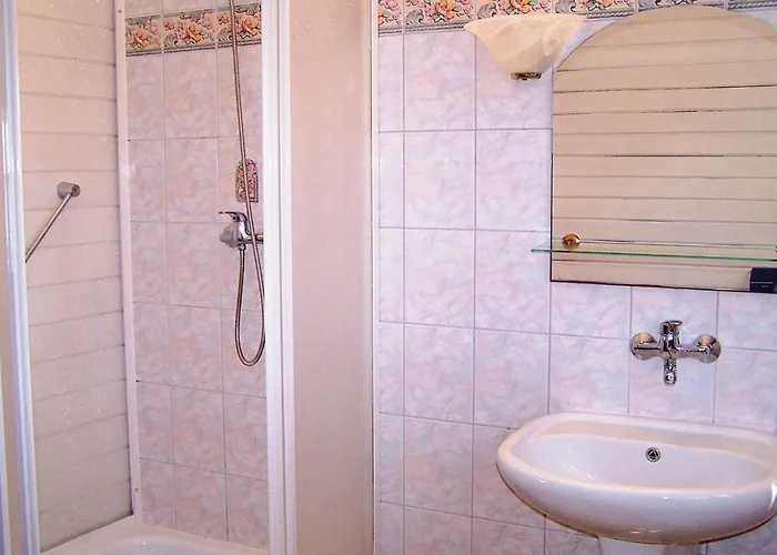 3 Bedroom Gorgeous In Сasa de vacaciones Mścice